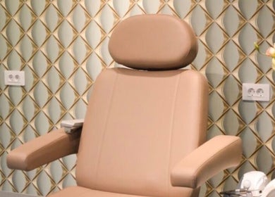 Elegant salon stolica u Nail Lab – Sara, Belgrade Waterfront, Beograd, RS, spreman za usluge ljepote.