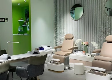 Unutrašnjost Nail Lab – Sara, Belgrade Waterfront u Beogradu, RS s elegantnim stolicama i dekorom.