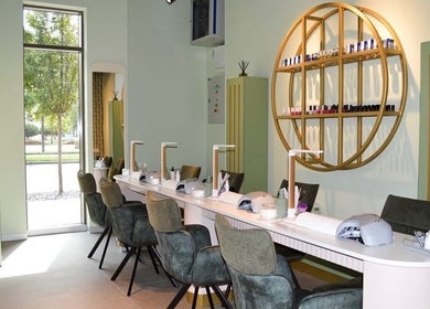 Moderno uređen interijer Nail Lab – Sara, Belgrade Waterfront u Beogradu, RS, s luksuznim sjedalima i dekorom.