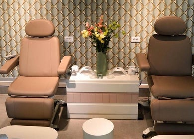 Elegantne fotelje u Nail Lab – Sara, Belgrade Waterfront, Beograd, RS, savršene za opuštanje.