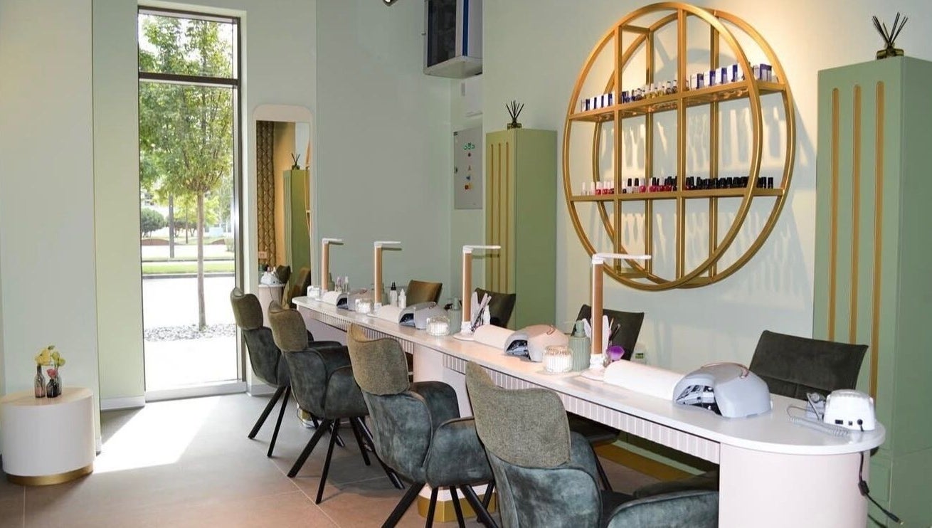 Modern nail salon Nail Lab – Sara, Beograd, RS with stylish decor and manicure stations.