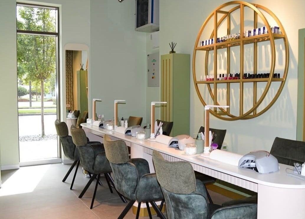 Modern nail salon Nail Lab – Sara, Beograd, RS with stylish decor and manicure stations.