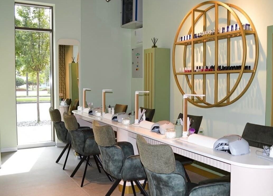 Modern nail salon Nail Lab – Sara, Beograd, RS with stylish decor and manicure stations.