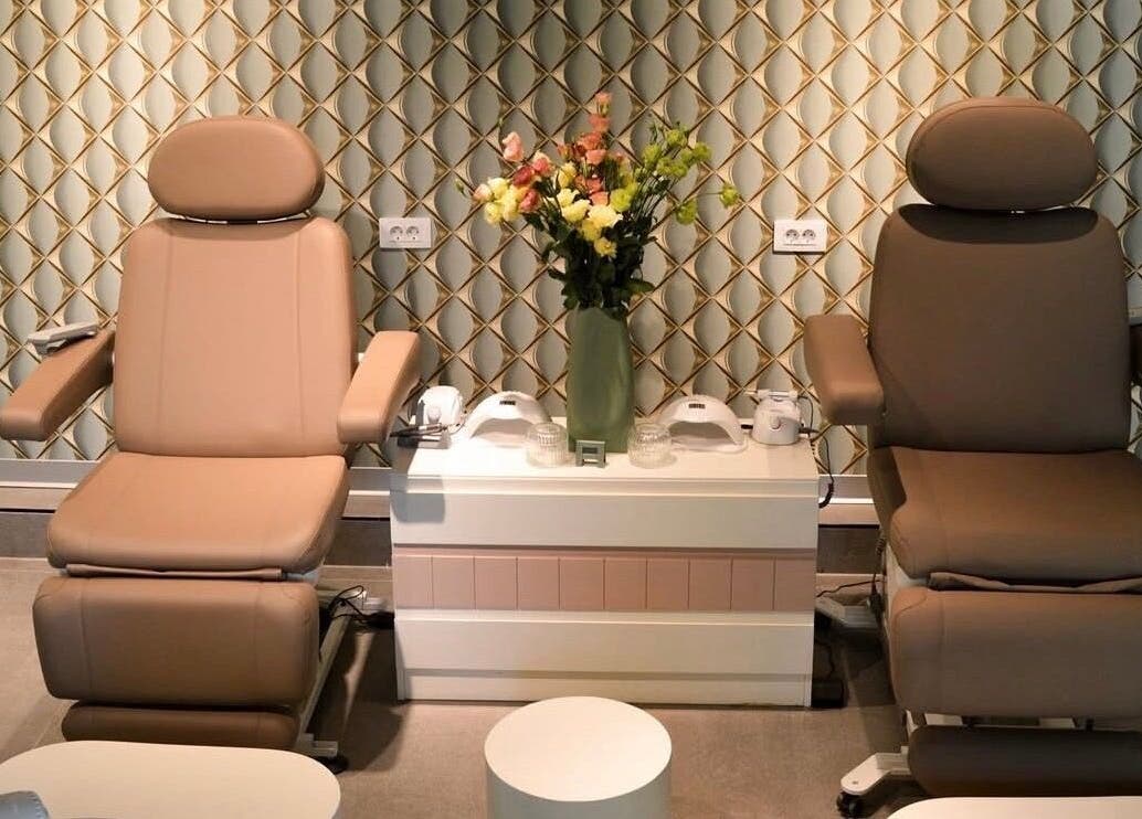 Ugodna atmosfera u Nail Lab – Sara, Belgrade Waterfront, Beograd, RS s udobnim stolicama i cvijećem.