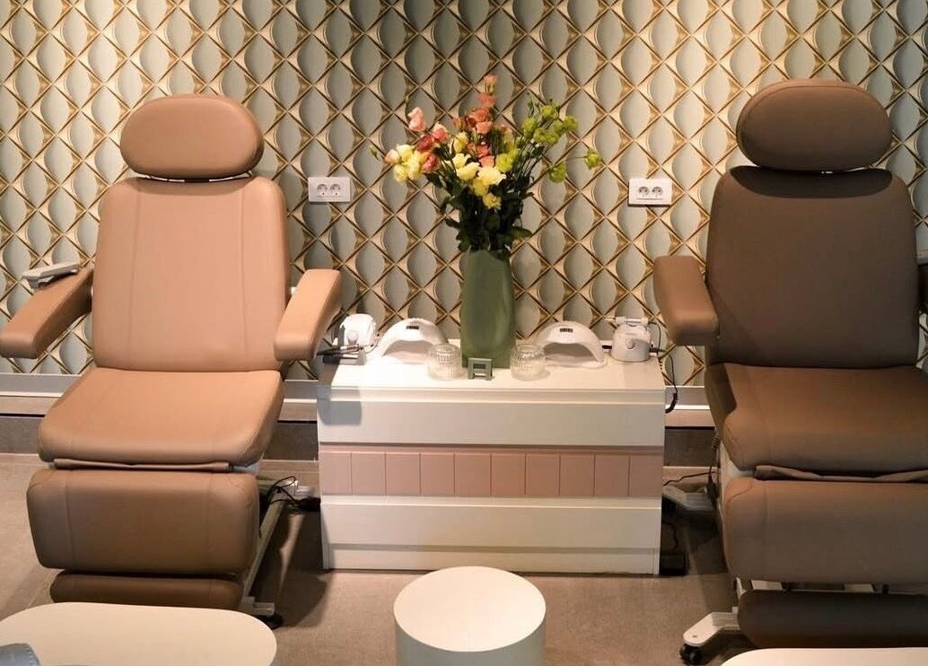 Ugodna atmosfera u Nail Lab – Sara, Belgrade Waterfront, Beograd, RS s udobnim stolicama i cvijećem.