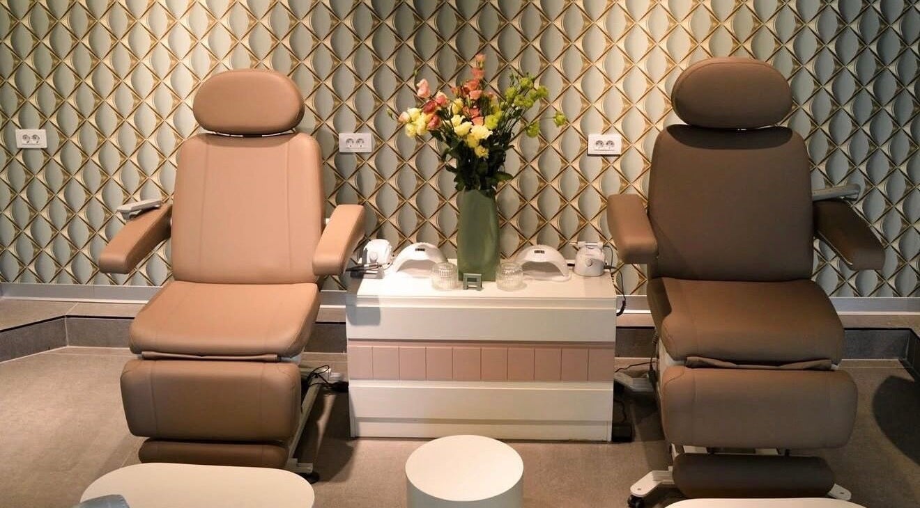 Ugodna atmosfera u Nail Lab – Sara, Belgrade Waterfront, Beograd, RS s udobnim stolicama i cvijećem.