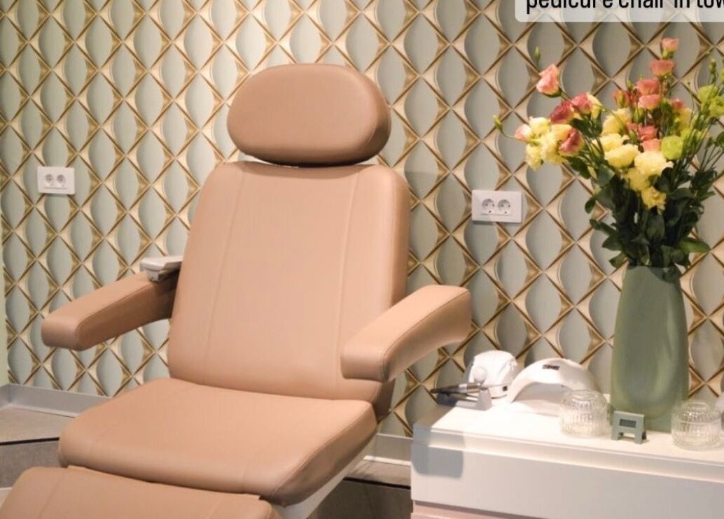 Udobna pedikerska stolica i cvijeće u Nail Lab – Sara, Belgrade Waterfront, Beograd, RS.