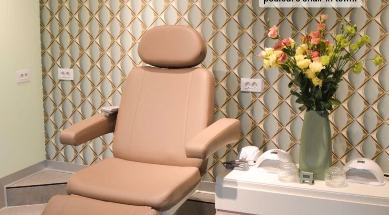 Udobna pedikerska stolica i cvijeće u Nail Lab – Sara, Belgrade Waterfront, Beograd, RS.