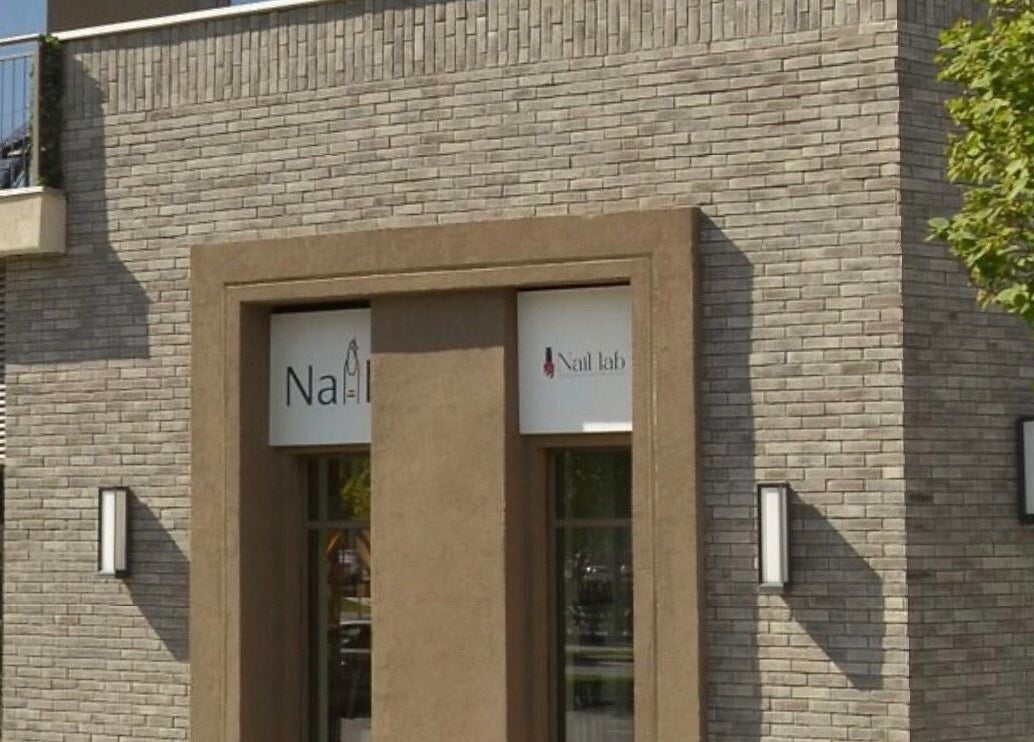 Ulaz u Nail Lab – Sara, Belgrade Waterfront, Beograd, RS, moderna fasada salona.