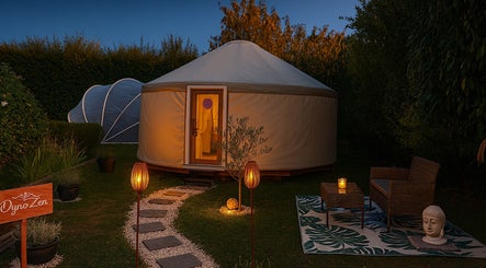 Yurt illuminée le soir à Dyna-Zen, Saint-Chéron, Île-de-France, FR, offrant une ambiance de détente.