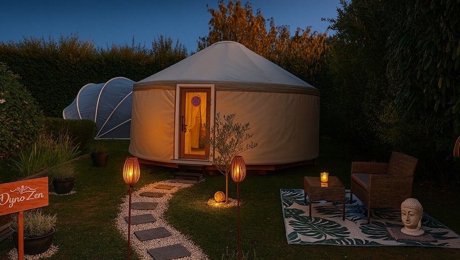 Espace extérieur paisible au Dyna Zen, Saint-chéron, Île-de-france, FR, éclairé par des lumières douces.