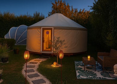 Espace extérieur paisible au Dyna Zen, Saint-chéron, Île-de-france, FR, éclairé par des lumières douces.