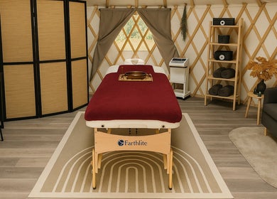 Salle de massage apaisante à Dyna Zen, Saint-chéron, Île-de-france, FR avec table et décor élégants.