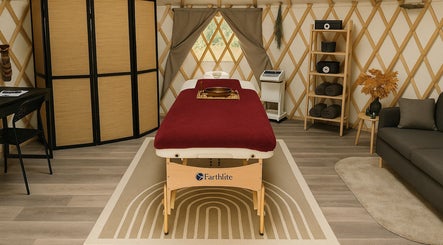 Salle de massage apaisante à Dyna Zen, Saint-chéron, Île-de-france, FR avec table et décor élégants.