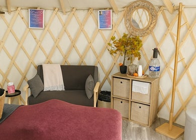 Espace détente chez Dyna Zen, Saint-chéron, Île-de-france, FR. Intérieur chaleureux avec canapé et décor apaisant.