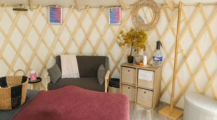 Espace détente chez Dyna Zen, Saint-chéron, Île-de-france, FR. Intérieur chaleureux avec canapé et décor apaisant.
