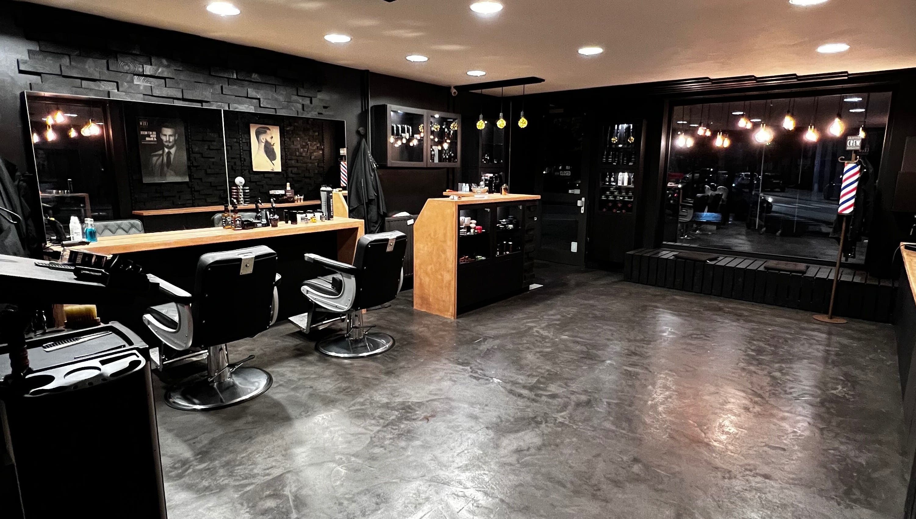 Interieur van Just4men barbershop in Dendermonde, Vlaanderen, BE met moderne kappersstoelen en verlichting.