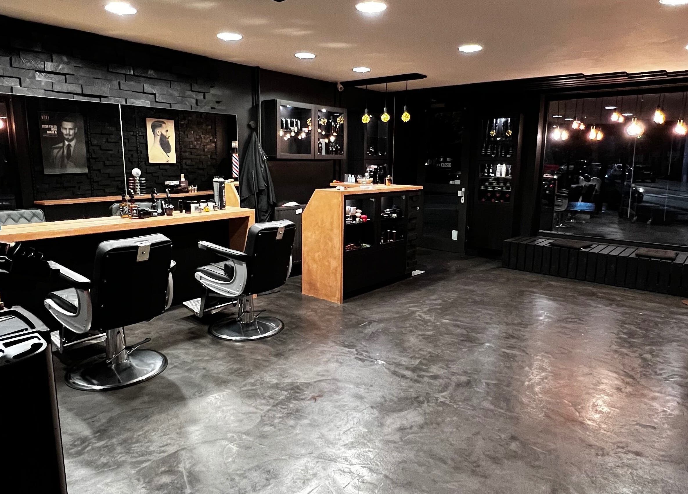 Interieur van Just4men barbershop in Dendermonde, Vlaanderen, BE met moderne kappersstoelen en verlichting.