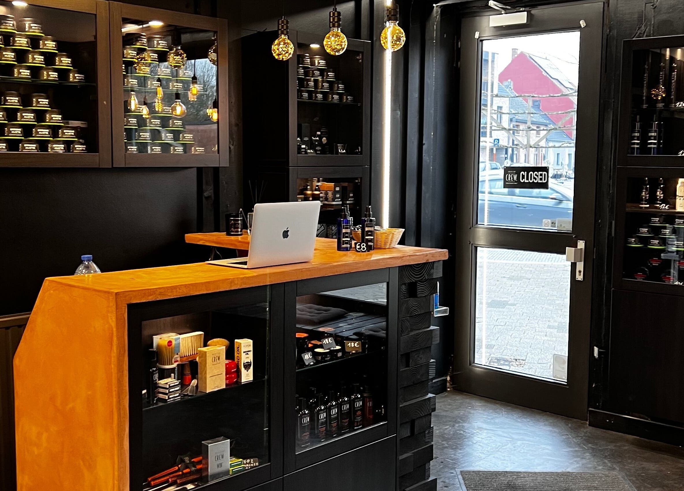 Stijlvolle balie bij Just4men, Dendermonde, Vlaanderen, BE met verzorgingsproducten en sfeerverlichting.