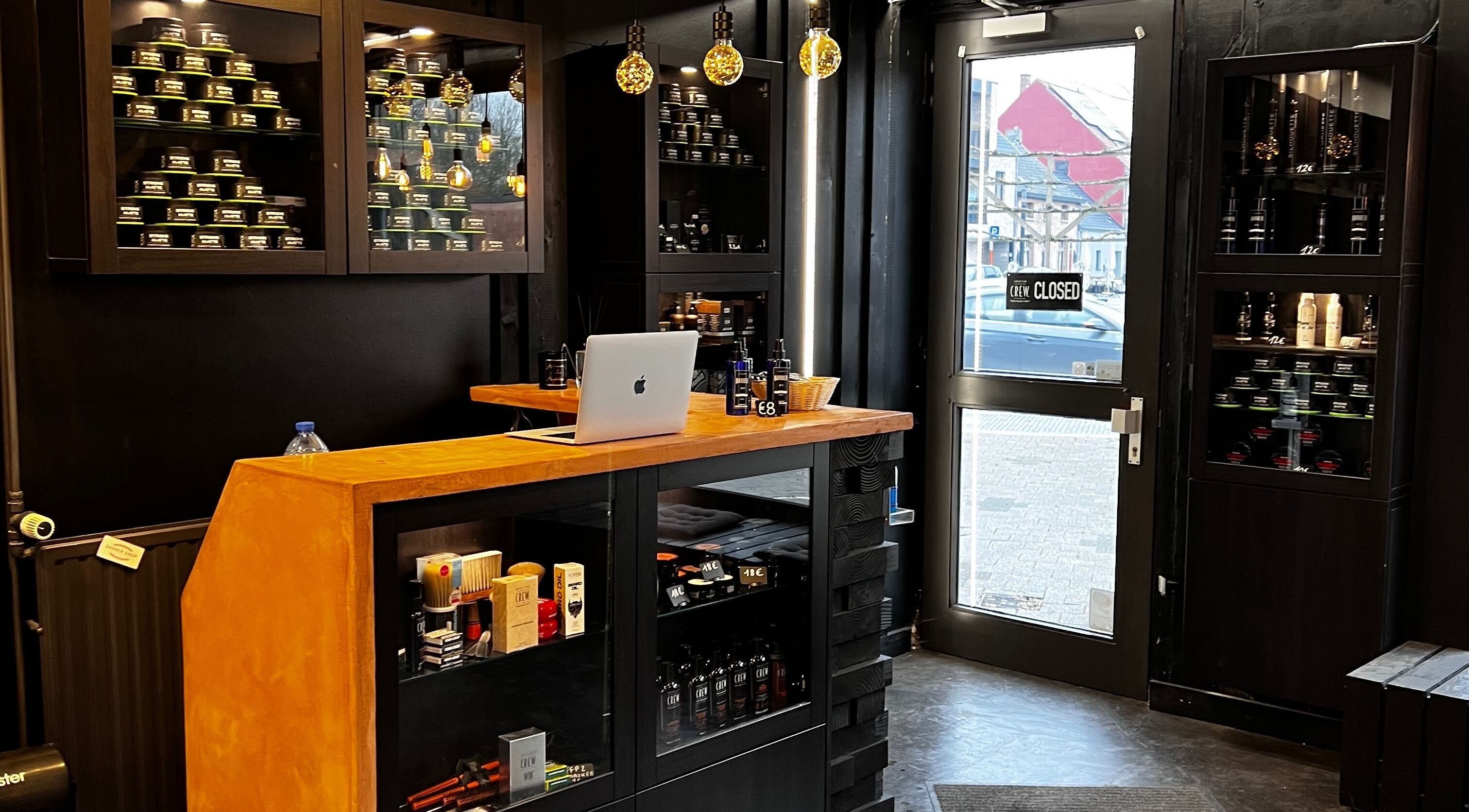 Stijlvolle balie bij Just4men, Dendermonde, Vlaanderen, BE met verzorgingsproducten en sfeerverlichting.