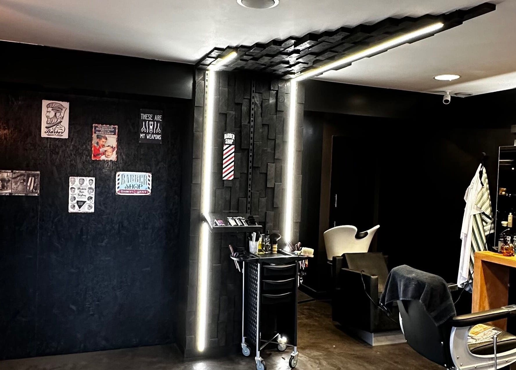 Interieur van Just4men, een moderne barbershop in Dendermonde, Vlaanderen, BE met industriële accenten.