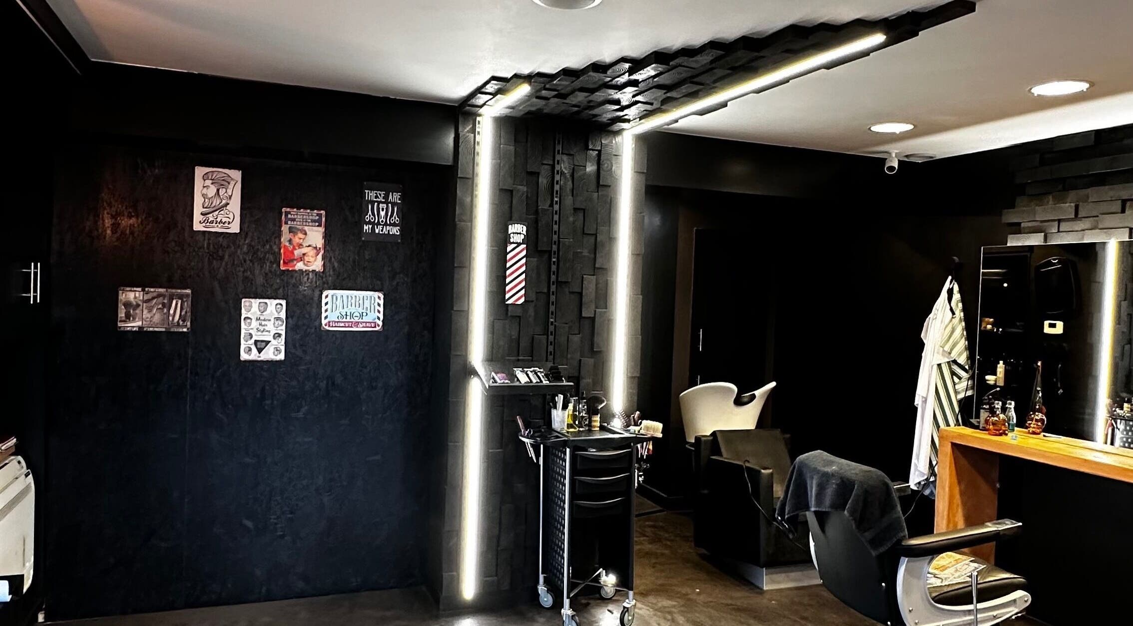 Interieur van Just4men, een moderne barbershop in Dendermonde, Vlaanderen, BE met industriële accenten.