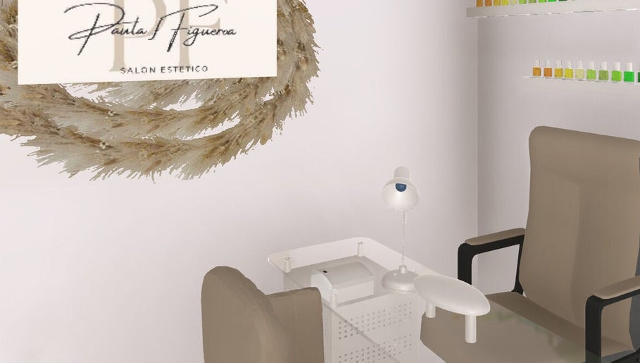 Espacio de descanso en Paula Figueroa, Montellano, Andalucía, ES, equipado con sillas cómodas y lámparas suaves.