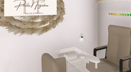 Espacio de descanso en Paula Figueroa, Montellano, Andalucía, ES, equipado con sillas cómodas y lámparas suaves.