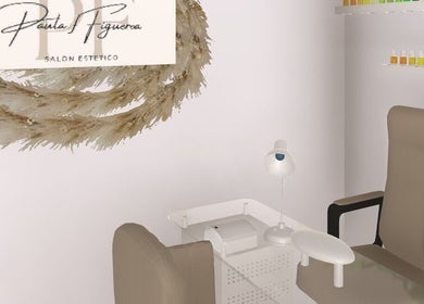 Silla de manicura en Paula Figueroa, Montellano, Andalucía, ES, con decoración natural y productos de belleza.