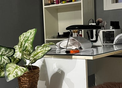 Mesa de trabajo en Paula Figueroa, Montellano, Andalucía, ES, con decoración elegante.