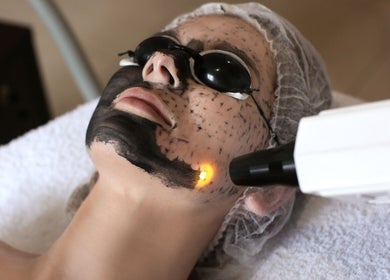 Soin visage au laser chez New Life Skin, Gibloux, Fribourg, CH. Traitement peau pour teint lumineux.