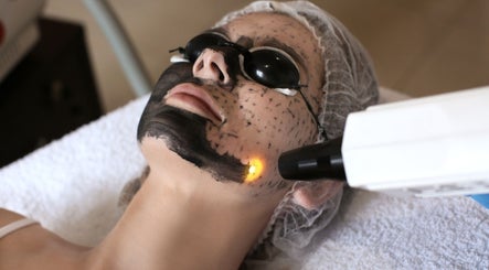 Soin visage au laser chez New Life Skin, Gibloux, Fribourg, CH. Traitement peau pour teint lumineux.
