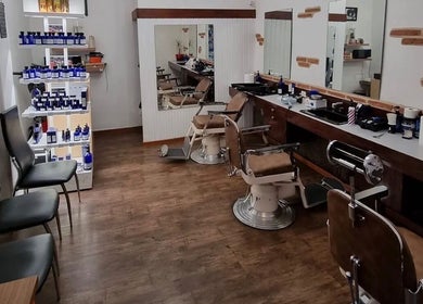Salon de Coiffure Men's à Genève, CH, avec chaises de barbier vintage et produits de soin.