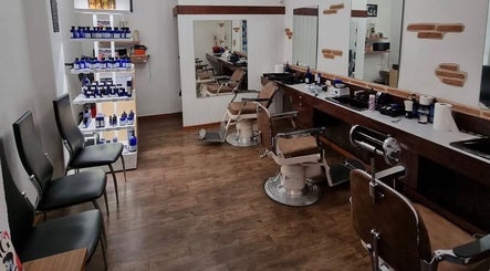Salon de Coiffure Men's à Genève, CH, avec chaises de barbier vintage et produits de soin.