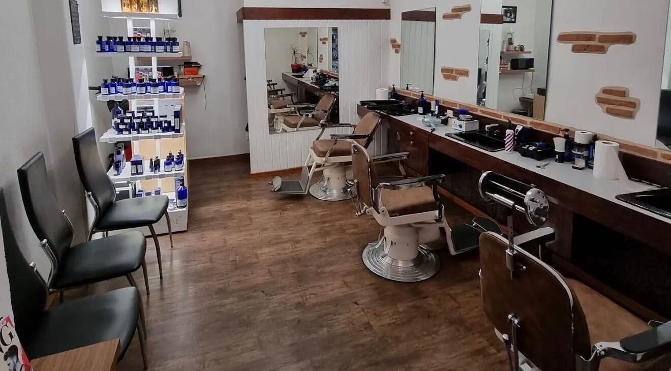 Salon de Coiffure Men's à Genève, CH, avec chaises de barbier vintage et produits de soin.