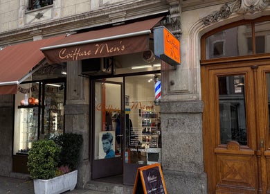 Entrée moderne de Coiffure Men's à Genève, Genève, CH, mettant en valeur une ambiance élégante et accueillante.