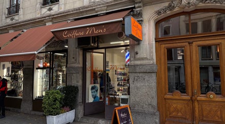 Entrée moderne de Coiffure Men's à Genève, Genève, CH, mettant en valeur une ambiance élégante et accueillante.