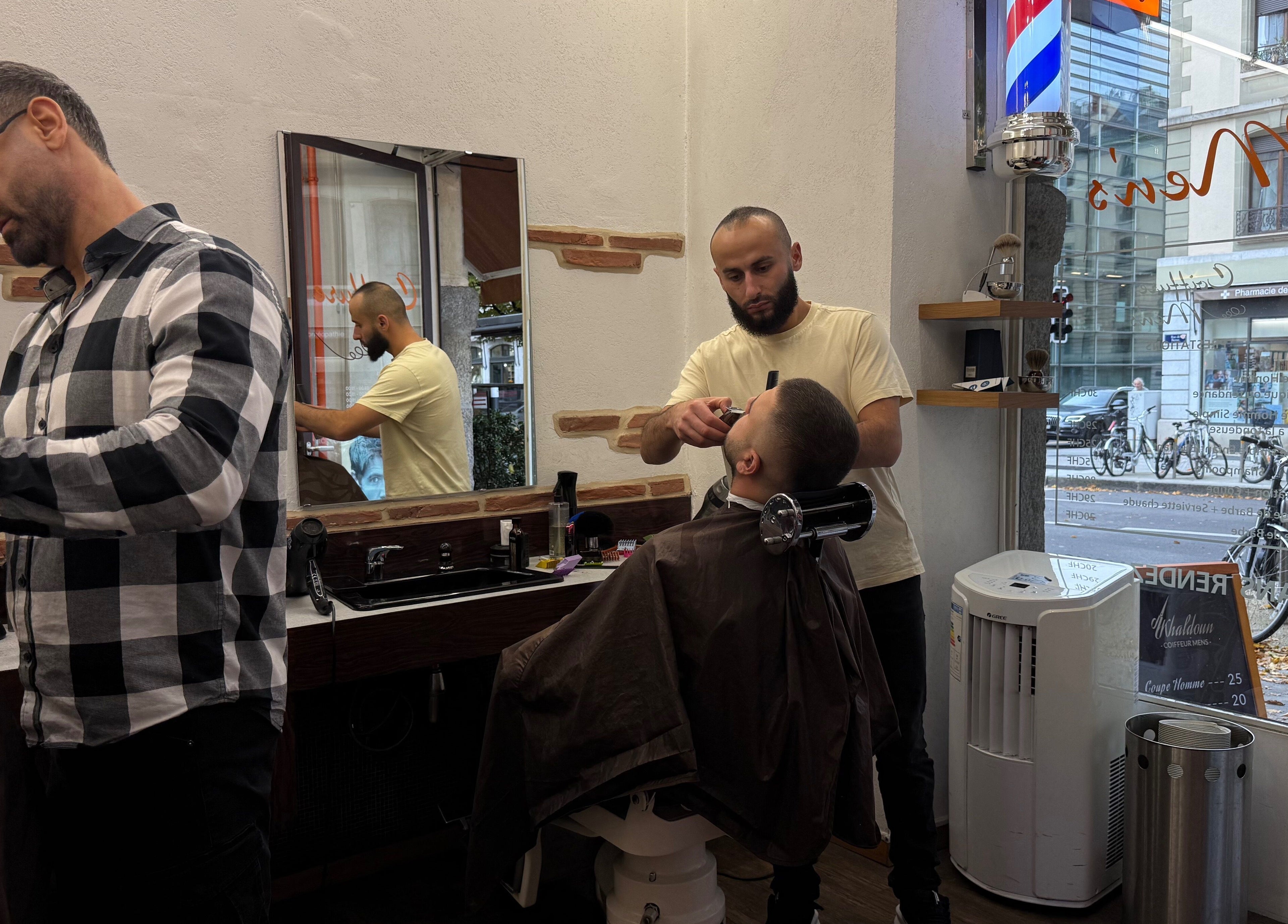 Barbiers travaillant chez Coiffure Men's à Genève, Genève, CH, offrant une coupe de cheveux soignée.