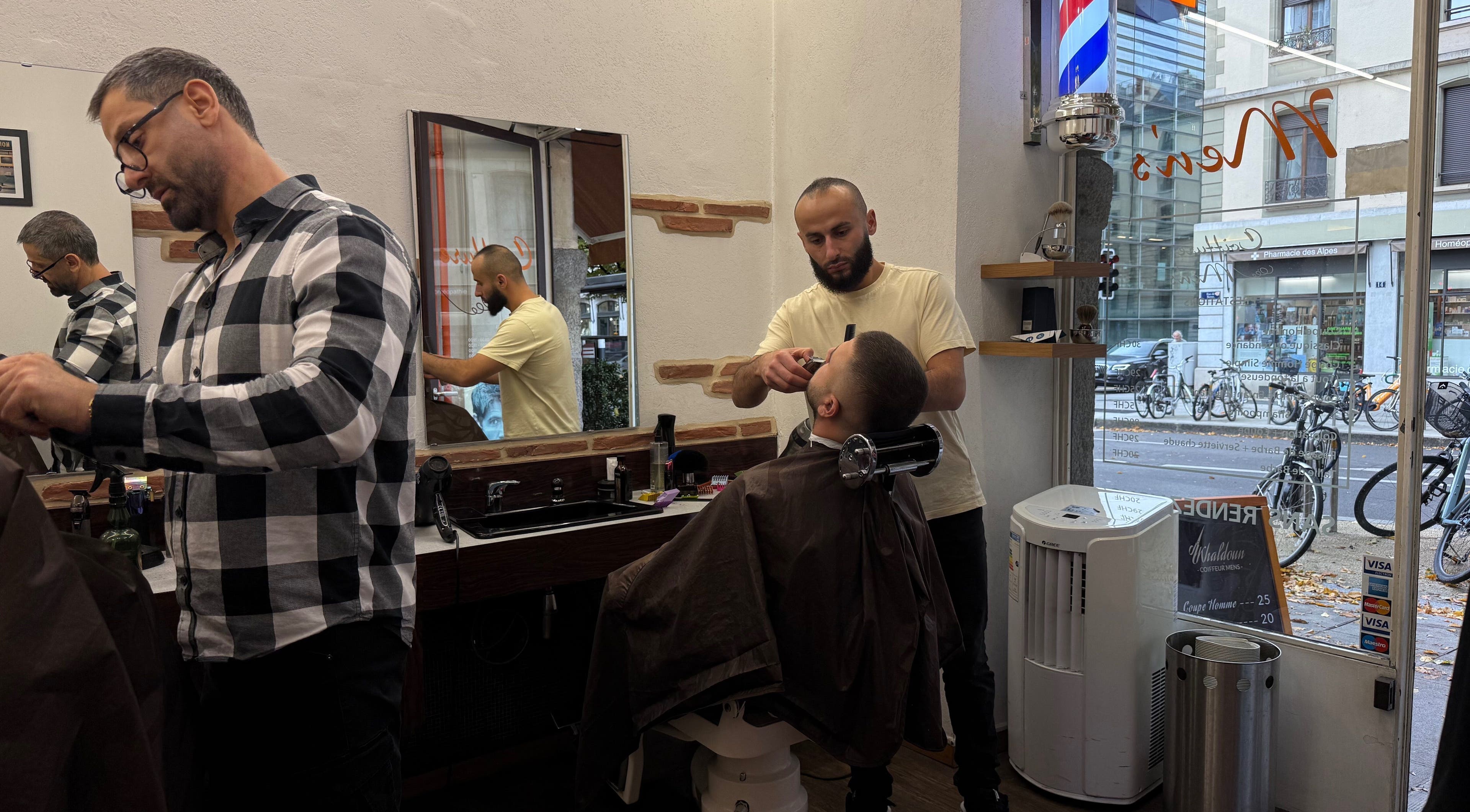 Barbiers travaillant chez Coiffure Men's à Genève, Genève, CH, offrant une coupe de cheveux soignée.