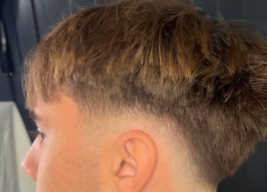 Coupe de cheveux moderne chez Mmbarberlr, Lagord, Nouvelle-aquitaine, FR.