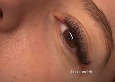 Extension de cils au salon Lesalondelau à Schillersdorf, Grand Est, FR, offrant un look glamour et soigné.