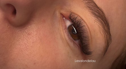 Extension de cils au salon Lesalondelau à Schillersdorf, Grand Est, FR, offrant un look glamour et soigné.