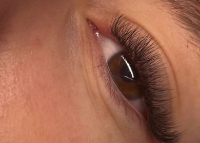 Cils volumineux après soin à Lesalondelau, Schillersdorf, Grand Est, FR, pour un regard captivant.
