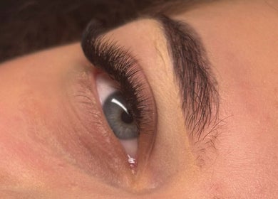 Extension de cils à Lesalondelau, Schillersdorf, Grand Est, FR, offrant un regard captivant et naturel.