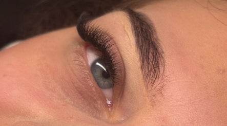 Extension de cils à Lesalondelau, Schillersdorf, Grand Est, FR, offrant un regard captivant et naturel.
