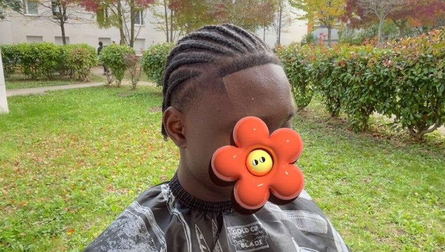 Coiffure avec des tresses à Leabarber, Villetaneuse, Île-de-France, FR, mettant en avant un style tendance.