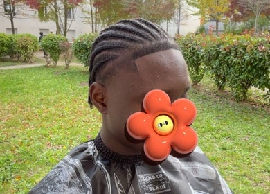 Coiffure avec des tresses à Leabarber, Villetaneuse, Île-de-France, FR, mettant en avant un style tendance.
