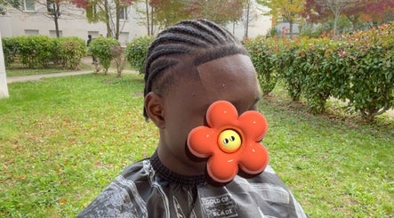 Coiffure avec des tresses à Leabarber, Villetaneuse, Île-de-France, FR, mettant en avant un style tendance.