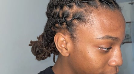Coiffure tressée moderne chez Leabarber, Villetaneuse, Île-de-France, FR. Style impeccable pour toutes les occasions.