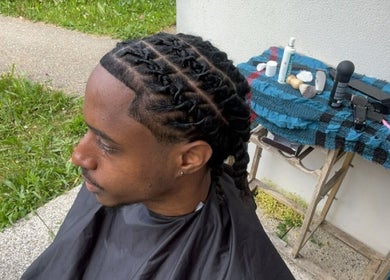 Coiffure tressée moderne à Leabarber, Villetaneuse, Île-de-France, FR avec table d'accessoires.